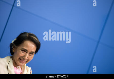 Berlin, Deutschland. 12. April 2014. Die birmanischen Nobel Peace Preis Friedensnobelpreisträgerin Aung San Suu Kyi ist während einer Pressekonferenz am Ende ihres Besuches in Deutschland in Berlin, Deutschland, 12. April 2014 abgebildet. Foto: Bernd von Jutrczenka/Dpa/Alamy Live News Stockfoto