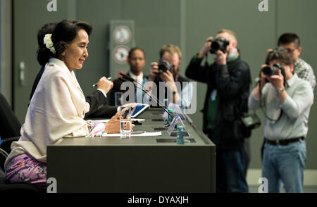 Berlin, Deutschland. 12. April 2014. Die birmanischen Nobel Peace Preis Friedensnobelpreisträgerin Aung San Suu Kyi (L) ist im Rahmen einer Pressekonferenz am Ende ihres Besuches in Deutschland in Berlin, Deutschland, 12. April 2014 abgebildet. Foto: Bernd von Jutrczenka/Dpa/Alamy Live News Stockfoto