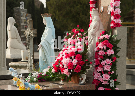 Unsere Liebe Frau Skulpturen schützende Gräber und Bestattungen, Friedhof in Barcelona, Spanien Stockfoto