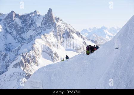 Skifahrer steigen von der Aiguille Du Midi (3842m) Berggipfel über Chamonix Mont-Blanc, das Vallée Blanche Ski fahren. Stockfoto