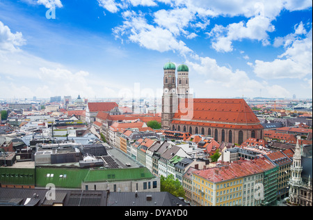 Blick auf die Stadt mit Himmel, rote Dächer in München Stockfoto