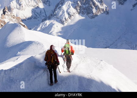 Bergsteiger steigen von einem Aussichtspunkt auf die Aiguille Du Midi (3842m) Berggipfel über Chamonix Mont-Blanc. Stockfoto