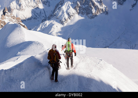 Bergsteiger steigen von einem Aussichtspunkt auf die Aiguille Du Midi (3842m) Berggipfel über Chamonix Mont-Blanc. Stockfoto