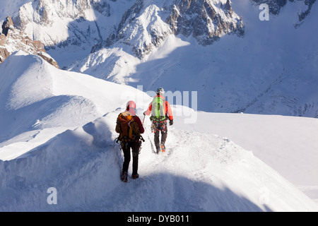 Bergsteiger steigen von einem Aussichtspunkt auf die Aiguille Du Midi (3842m) Berggipfel über Chamonix Mont-Blanc. Stockfoto