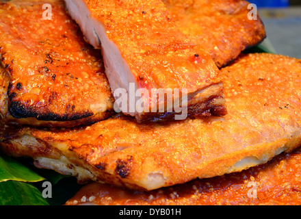 schön gegrilltes Schweinefleisch auf weißen Dich auf Thai-Markt Stockfoto