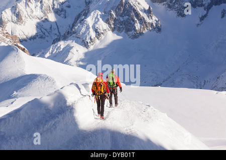 Bergsteiger steigen von einem Aussichtspunkt auf die Aiguille Du Midi (3842m) Berggipfel über Chamonix Mont-Blanc. Stockfoto