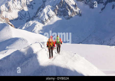 Bergsteiger steigen von einem Aussichtspunkt auf die Aiguille Du Midi (3842m) Berggipfel über Chamonix Mont-Blanc. Stockfoto