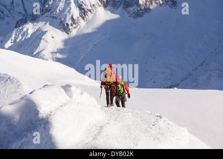 Bergsteiger steigen von einem Aussichtspunkt auf die Aiguille Du Midi (3842m) Berggipfel über Chamonix Mont-Blanc. Stockfoto