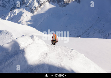 Ein Bergsteiger steigen von einem Aussichtspunkt auf die Aiguille Du Midi (3842m) Berggipfel über Chamonix Mont-Blanc. Stockfoto