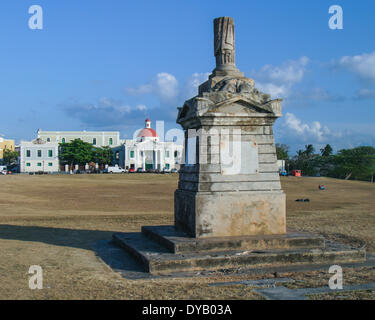 San Juan, Puerto Rico, Vereinigte Staaten. 28. März 2005. Ein einsames Denkmal für die spanischen Soldaten zu gedenken, die die Stadt während des holländischen Angriffs von 1625 verteidigt steht auf dem El Campo del Morro im Hinblick auf das 16. Jahrhundert Castillo de San Felipe del Morro (El Morro Schloß oder Fort San Felipe del Morro). Die größte Festung in der Karibik, ist es voll von Tunneln, Dungeons, Kaserne, Außenposten, Rampen und Sentry Beiträge. Es ist Bestandteil der San Juan National Historic Site und zum Weltkulturerbe der Vereinten Nationen. © Arnold Drapkin/ZUMAPRESS.com/Alamy Live-Nachrichten Stockfoto