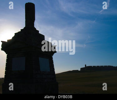 San Juan, Puerto Rico, Vereinigte Staaten. 28. März 2005. Ein einsames Denkmal für die spanischen Soldaten zu gedenken, die die Stadt während des holländischen Angriffs von 1625 verteidigt steht auf dem El Campo del Morro im Hinblick auf das 16. Jahrhundert Castillo de San Felipe del Morro (El Morro Schloß oder Fort San Felipe del Morro). Die größte Festung in der Karibik, ist es voll von Tunneln, Dungeons, Kaserne, Außenposten, Rampen und Sentry Beiträge. Es ist Bestandteil der San Juan National Historic Site und zum Weltkulturerbe der Vereinten Nationen. © Arnold Drapkin/ZUMAPRESS.com/Alamy Live-Nachrichten Stockfoto