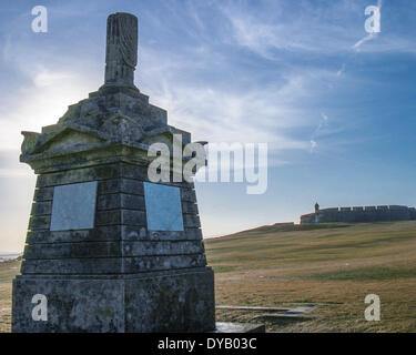 San Juan, Puerto Rico, Vereinigte Staaten. 28. März 2005. Ein einsames Denkmal für die spanischen Soldaten zu gedenken, die die Stadt während des holländischen Angriffs von 1625 verteidigt steht auf dem El Campo del Morro im Hinblick auf das 16. Jahrhundert Castillo de San Felipe del Morro (El Morro Schloß oder Fort San Felipe del Morro). Die größte Festung in der Karibik, ist es voll von Tunneln, Dungeons, Kaserne, Außenposten, Rampen und Sentry Beiträge. Es ist Bestandteil der San Juan National Historic Site und zum Weltkulturerbe der Vereinten Nationen. © Arnold Drapkin/ZUMAPRESS.com/Alamy Live-Nachrichten Stockfoto