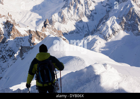 Ein Bergsteiger steigen von einem Aussichtspunkt auf die Aiguille Du Midi (3842m) Berggipfel über Chamonix Mont-Blanc. Stockfoto