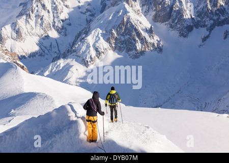 Bergsteiger steigen von einem Aussichtspunkt auf die Aiguille Du Midi (3842m) Berggipfel über Chamonix Mont-Blanc. Stockfoto