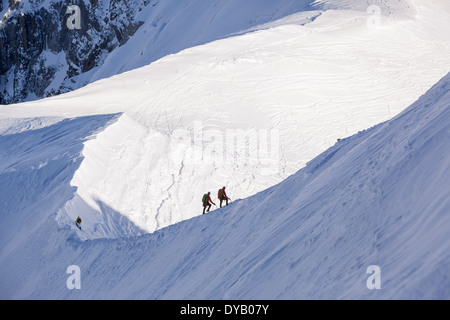 Bergsteiger und Skifahrer steigen von einem Aussichtspunkt auf die Aiguille Du Midi (3842m) Berggipfel über Chamonix Mont-Blanc. Stockfoto