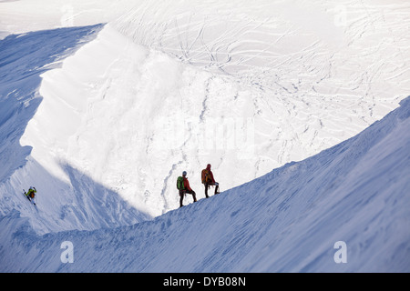 Bergsteiger und Skifahrer steigen von einem Aussichtspunkt auf die Aiguille Du Midi (3842m) Berggipfel über Chamonix Mont-Blanc. Stockfoto
