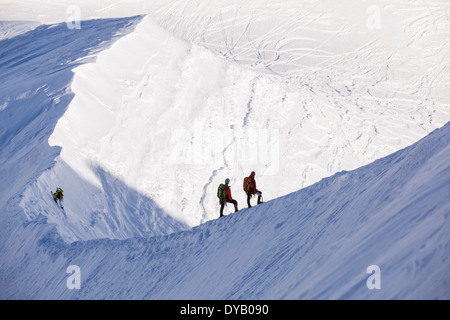 Bergsteiger und Skifahrer steigen von einem Aussichtspunkt auf die Aiguille Du Midi (3842m) Berggipfel über Chamonix Mont-Blanc. Stockfoto