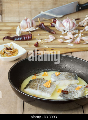 Kabeljau mit Pil-Pil-Sauce (Bacalao al Pil Pil), baskische Küche. Stockfoto