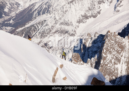 Bergsteiger steigen von einem Aussichtspunkt auf die Aiguille Du Midi (3842m) Berggipfel über Chamonix Mont-Blanc. Stockfoto