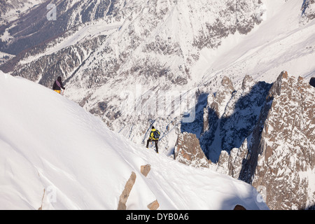 Bergsteiger steigen von einem Aussichtspunkt auf die Aiguille Du Midi (3842m) Berggipfel über Chamonix Mont-Blanc. Stockfoto