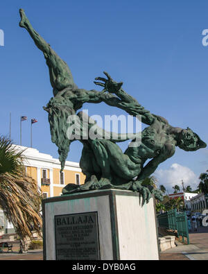 San Juan, Puerto Rico, Vereinigte Staaten. 28. März 2005. Erstellt von Victor Ochoa und 1992 an der Plaza del Cuartel de installiert hat BallajÃ¡die allegorische Skulptur drei larger-than-Life Bronzefiguren in einen Kampf mit der Rettung der Bezirk BallajÃ¡durch die Puerto Ricaner miteinander verflochten. Die BallajÃ¡ist die alte Kaserne Bereich in Old San Juan (El Viejo San Juan) wo die spanische Truppen einquartiert wurden. © Arnold Drapkin/ZUMAPRESS.com/Alamy Live-Nachrichten Stockfoto