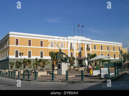 San Juan, Puerto Rico, Vereinigte Staaten. 28. März 2005. BallajÃ¡, gegenüber von El Campo del Morro und das Fort ist die alte Kaserne in Old San Juan (El Viejo San Juan) wo die spanische Truppen einquartiert wurden. Heute befindet sich der BallajÃ¡-Kaserne mehrere pädagogische und kulturelle Organisationen, The Museo de Las Américas, Musik und Tanzschulen und eine Bibliothek. © Arnold Drapkin/ZUMAPRESS.com/Alamy Live-Nachrichten Stockfoto