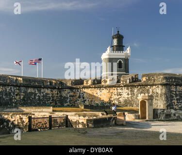 San Juan, Puerto Rico, Vereinigte Staaten. 28. März 2005. Ein Leuchtturm erhebt sich über dem Eingang zum Castillo de San Felipe del Morro (Morro Schloß oder Fort San Felipe del Morro) die nordwestlichen-die meisten Punkt der Insel von Old San Juan, Bestandteil der San Juan National Historic Site und zum Weltkulturerbe der Vereinten Nationen in El Viejo San Juan (Old San Juan). Die größte Festung in der Karibik und eine Lieblings-Sehenswürdigkeit ist es voll von Tunneln, Dungeons, Kaserne, Außenposten, Rampen und Sentry Beiträge. © Arnold Drapkin/ZUMAPRESS.com/Alamy Live-Nachrichten Stockfoto