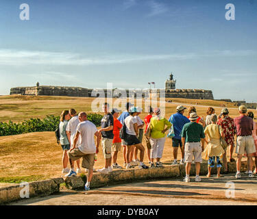 San Juan, Puerto Rico, Vereinigte Staaten. 28. März 2005. Touristen-Ansicht Castillo de San Felipe del Morro (Morro Schloß oder Fort San Felipe del Morro) der nordwestlichen Punkt der Insel von Old San Juan, getrennt vom Rest der Altstadt durch ein offenes Feld, allgemein bekannt als El Campo. Es ist ein beliebter Ort zum Drachen fliegen. Das Fort ist Teil der San Juan National Historic Site und zum Weltkulturerbe der Vereinten Nationen in El Viejo San Juan (Old San Juan). Die größte Festung in der Karibik und eine Lieblings-Sehenswürdigkeit ist es voll von Tunneln, Dungeons, Kaserne, Außenposten, Rampen und Sentry Beiträge Stockfoto