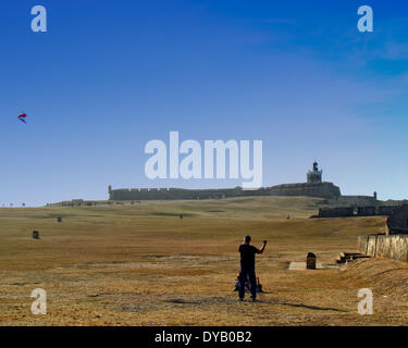 San Juan, Puerto Rico, Vereinigte Staaten. 28. März 2005. Castillo de San Felipe del Morro (Morro Schloß oder Fort San Felipe del Morro) die nordwestlichen-die meisten Punkt der Insel von Old San Juan, ist getrennt vom Rest der Altstadt durch ein offenes Feld, allgemein bekannt als El Campo. Es ist ein beliebter Ort zum Drachen fliegen. Das Fort ist Teil der San Juan National Historic Site und zum Weltkulturerbe der Vereinten Nationen in El Viejo San Juan (Old San Juan). Die größte Festung in der Karibik und eine Lieblings-Sehenswürdigkeit ist es voll von Tunneln, Dungeons, Kaserne, Außenposten, Rampen und Sentry Beiträge. (Kredit-ich Stockfoto