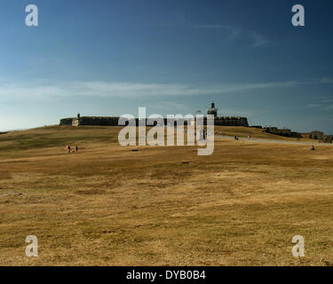 San Juan, Puerto Rico, Vereinigte Staaten. 28. März 2005. Castillo de San Felipe del Morro (Morro Schloß oder Fort San Felipe del Morro) die nordwestlichen-die meisten Punkt der Insel von Old San Juan, ist getrennt vom Rest der Altstadt durch ein offenes Feld, allgemein bekannt als El Campo. Es ist ein beliebter Ort zum Drachen fliegen. Das Fort ist Teil der San Juan National Historic Site und zum Weltkulturerbe der Vereinten Nationen in El Viejo San Juan (Old San Juan). Die größte Festung in der Karibik und eine Lieblings-Sehenswürdigkeit ist es voll von Tunneln, Dungeons, Kaserne, Außenposten, Rampen und Sentry Beiträge. (Kredit-ich Stockfoto