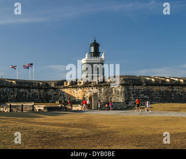 San Juan, Puerto Rico, Vereinigte Staaten. 28. März 2005. Ein Leuchtturm erhebt sich über dem Eingang zum Castillo de San Felipe del Morro (Morro Schloß oder Fort San Felipe del Morro) die nordwestlichen-die meisten Punkt der Insel von Old San Juan, Bestandteil der San Juan National Historic Site und zum Weltkulturerbe der Vereinten Nationen in El Viejo San Juan (Old San Juan). Die größte Festung in der Karibik und eine Lieblings-Sehenswürdigkeit ist es voll von Tunneln, Dungeons, Kaserne, Außenposten, Rampen und Sentry Beiträge. © Arnold Drapkin/ZUMAPRESS.com/Alamy Live-Nachrichten Stockfoto