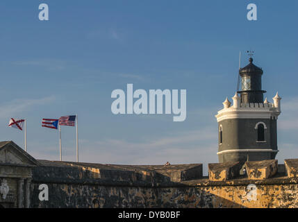 San Juan, Puerto Rico, Vereinigte Staaten. 28. März 2005. Ein Leuchtturm erhebt sich über dem Eingang zum Castillo de San Felipe del Morro (Morro Schloß oder Fort San Felipe del Morro) die nordwestlichen-die meisten Punkt der Insel von Old San Juan, Bestandteil der San Juan National Historic Site und zum Weltkulturerbe der Vereinten Nationen in El Viejo San Juan (Old San Juan). Die größte Festung in der Karibik und eine Lieblings-Sehenswürdigkeit ist es voll von Tunneln, Dungeons, Kaserne, Außenposten, Rampen und Sentry Beiträge. © Arnold Drapkin/ZUMAPRESS.com/Alamy Live-Nachrichten Stockfoto