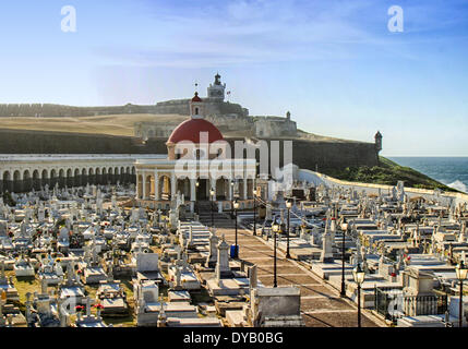 San Juan, Puerto Rico, Vereinigte Staaten. 28. März 2005. Die historischen Cementerio Santa MarÃa Magdalena de Pazzis, etwas außerhalb der alten Stadtmauern aus dem Castillo de San CristÃ³bal betrachtet (Fort San Cristobal). Begann im Jahre 1841, hat es eine rote Kuppel Neorenaissance-Kapelle und Dutzende von Grabbeigaben Skulpturen im Neo-gotischen und viktorianischen Designs. Castillo de San Felipe del Morro (El Morro Castle) steigt oberhalb und hinter es berühmt. © Arnold Drapkin/ZUMAPRESS.com/Alamy Live-Nachrichten Stockfoto