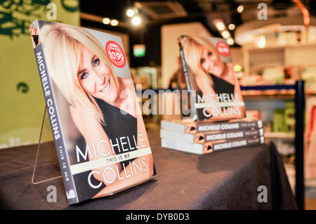 Belfast, Nordirland. 12. April 2014 - Zeichen Schauspielerin Michelle Collins (Eastenders, zweitausend Hektar der Insel Skye, Coronation Street) Exemplare ihres Buches "This is Me" in ründe Buchhandlung. Bildnachweis: Stephen Barnes/Alamy Live-Nachrichten Stockfoto