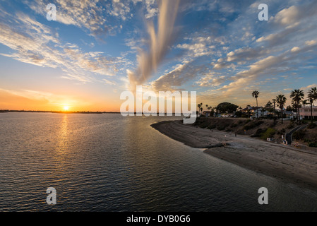 Die untergehende Sonne über Mission Bay. San Diego, California, Vereinigte Staaten von Amerika. Stockfoto