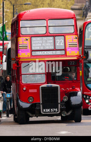 London, 12. April 2014. Ein London Transport Museum RT Typ Bus reist durch Piccadilly Circus auf Route 22 in Homerton wo es zuerst Dienst vor 75 Jahren eingetragen. Bildnachweis: Paul Davey/Alamy Live-Nachrichten Stockfoto