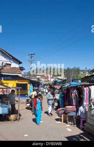 Indische Straßenszene.  Coimbatore-Straße, Ooty (Udhagamandalam), Tamil Nadu, Indien Stockfoto