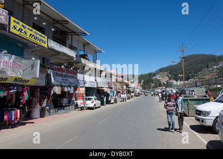 Indische Straßenszene.  Coimbatore-Straße, Ooty (Udhagamandalam), Tamil Nadu, Indien Stockfoto