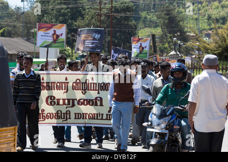 Indische Straßenszene.  Coimbatore-Straße, Ooty (Udhagamandalam), Tamil Nadu, Indien Stockfoto