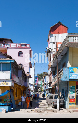 Indische Straßenszene.  Coimbatore-Straße, Ooty (Udhagamandalam), Tamil Nadu, Indien Stockfoto