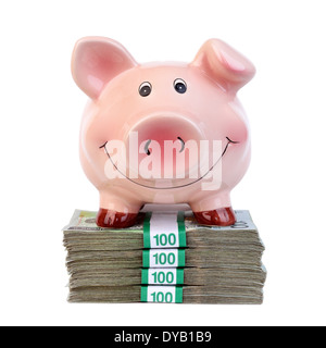 Piggy Bank stehend auf einem Stapel von Banknoten Stockfoto