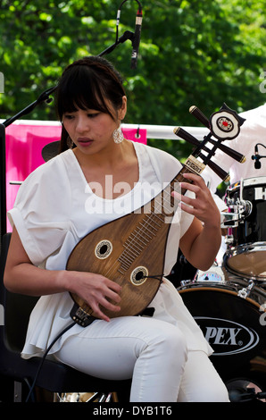 Mädchen spielen chinesisches Saiteninstrument am Faschingsdienstag, Bestandteil der Edinburgh Jazz und Blues Festival im Juli 2013. Stockfoto