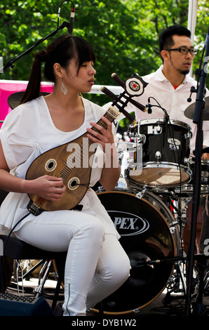 Mädchen spielen chinesisches Saiteninstrument am Faschingsdienstag, Bestandteil der Edinburgh Jazz und Blues Festival im Juli 2013. Stockfoto