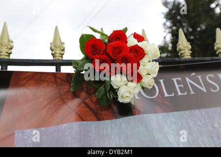 Dublin, Irland. 12. April 2014. Eine Reihe von roten und weißen Rosen (die Farben der Polen) ist oben auf dem Banner abgebildet, die das Massaker von Katyn 1940 und die 2010-Smolensk-Katastrophe erinnert.  Polnische Staatsbürger protestierten vor der russischen Botschaft gegen die russische Unterdrückung. Sie erinnerte sich, vor allem das Massaker von Katyn 1940 und die Katastrophe in Smolensk im Jahr 2010, wo der polnische Präsident und Politikern bei einem Flugzeugabsturz ums Leben kamen. Bildnachweis: Michael Debets/Alamy Live-Nachrichten Stockfoto