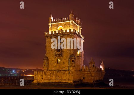 Turm von Belem in der Nacht in Lissabon Portugal Stockfoto