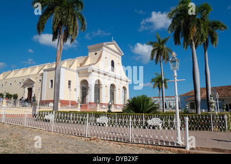 Die Iglesia Parroquial De La Santísima (Kirche der Heiligen Dreifaltigkeit), Plaza Mayor, Trinidad, Kuba. Stockfoto