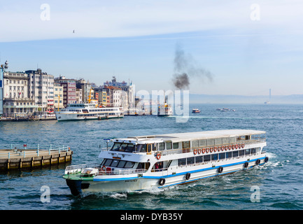 Blick von der Galata-Brücke der Boote am Goldenen Horn mit Blick auf den Bosporus, Istanbul, Türkei Stockfoto