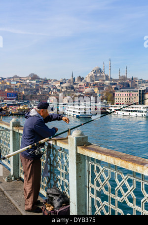 Angler auf der Galata-Brücke mit der Uferpromenade von Eminönü hinter, Istanbul, Türkei Stockfoto