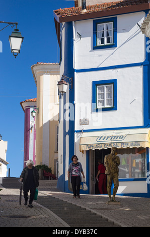 Bunte Eigenschaften in einer steilen Straße in Monchique, Algarve, Portugal Stockfoto