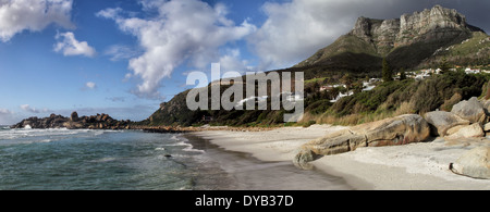 Panoramablick über den Strand von Llandudno, einem Vorort von Kapstadt, Südafrika. Stockfoto